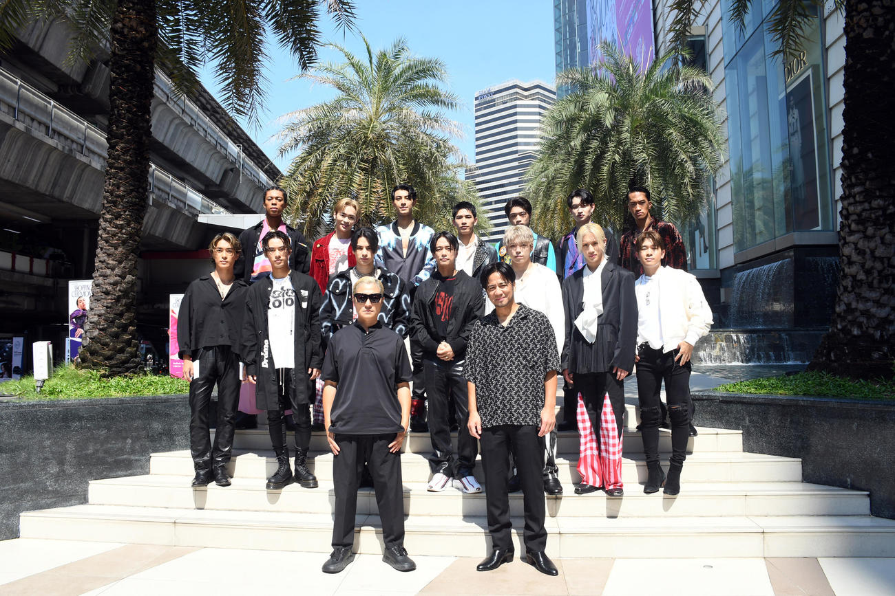 タイで武者修行を行うBALLISTIK BOYZ（中列）とPSYCHIC FEVER（後列）を激励するEXILE HIRO（右）とVERBAL。中列左から砂田将宏、深堀未来、海沼流星、日高竜太、加納嘉将、松井利樹、奥田力也、後列左からJIMMY、中西椋雅、WEESA、小波津志、半田龍臣、渡邉廉、剣（撮影・大友陽平）