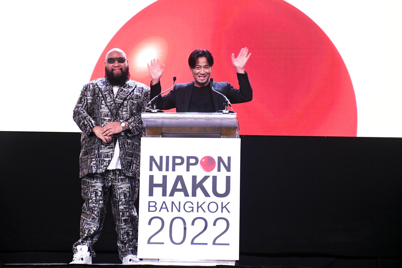 「バンコク日本博2022」のオープニングセレモニーであいさつするEXILE HIRO。左はF．HERO（撮影・大友陽平）