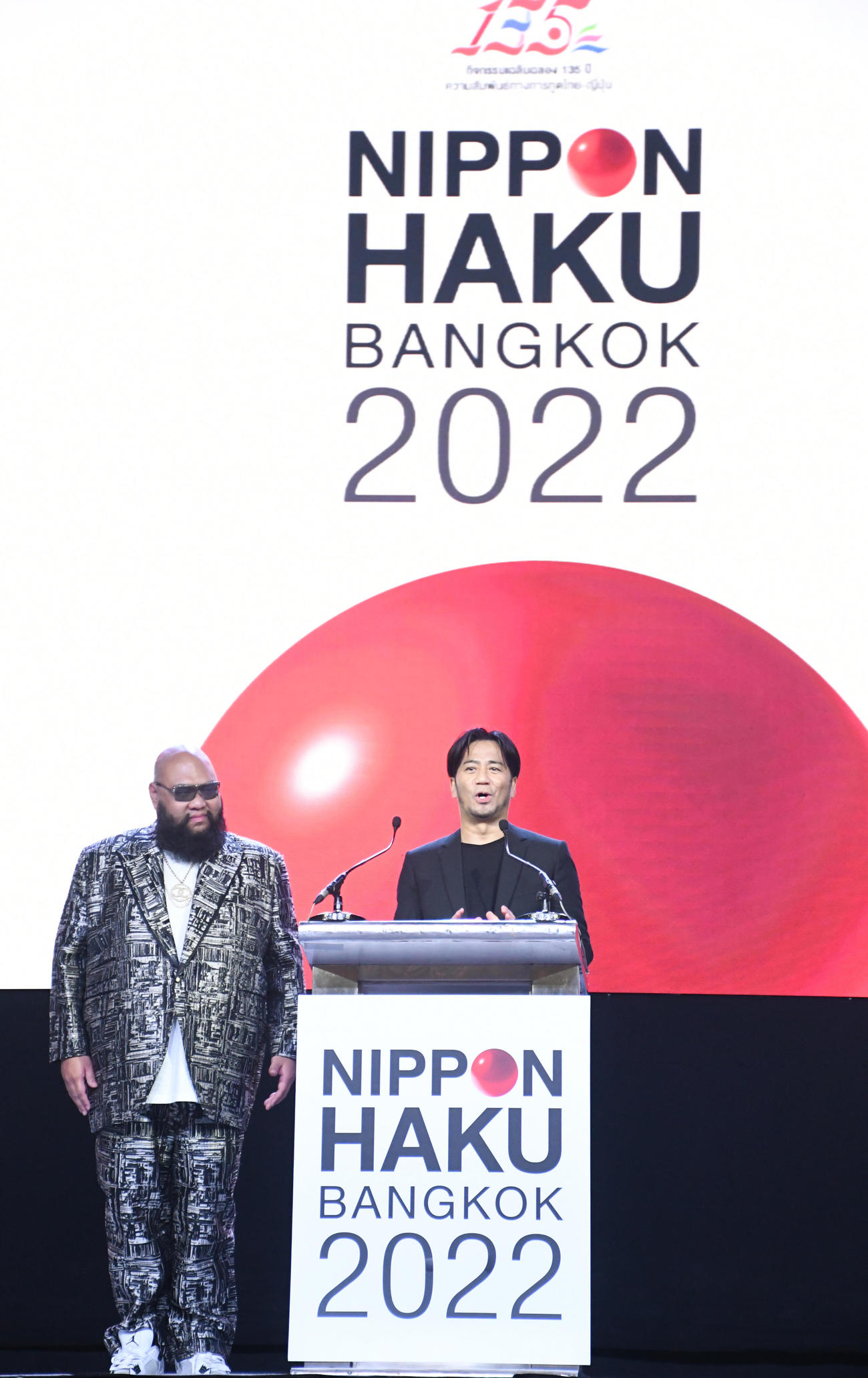 「バンコク日本博2022」のオープニングセレモニーであいさつするEXILE HIRO。左はF．HERO（撮影・大友陽平）