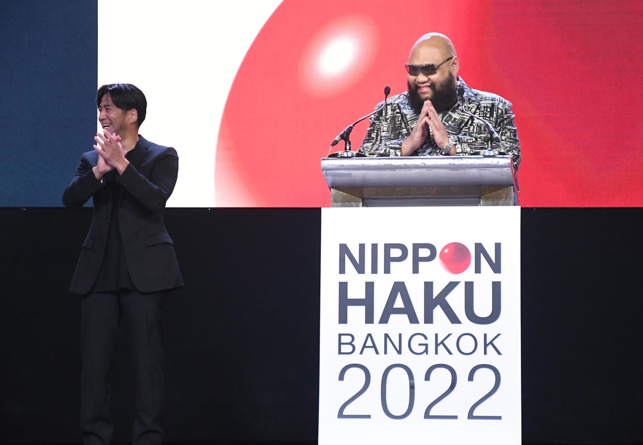 「バンコク日本博2022」のオープニングセレモニーであいさつするF．HERO。左はHIRO（撮影・大友陽平）
