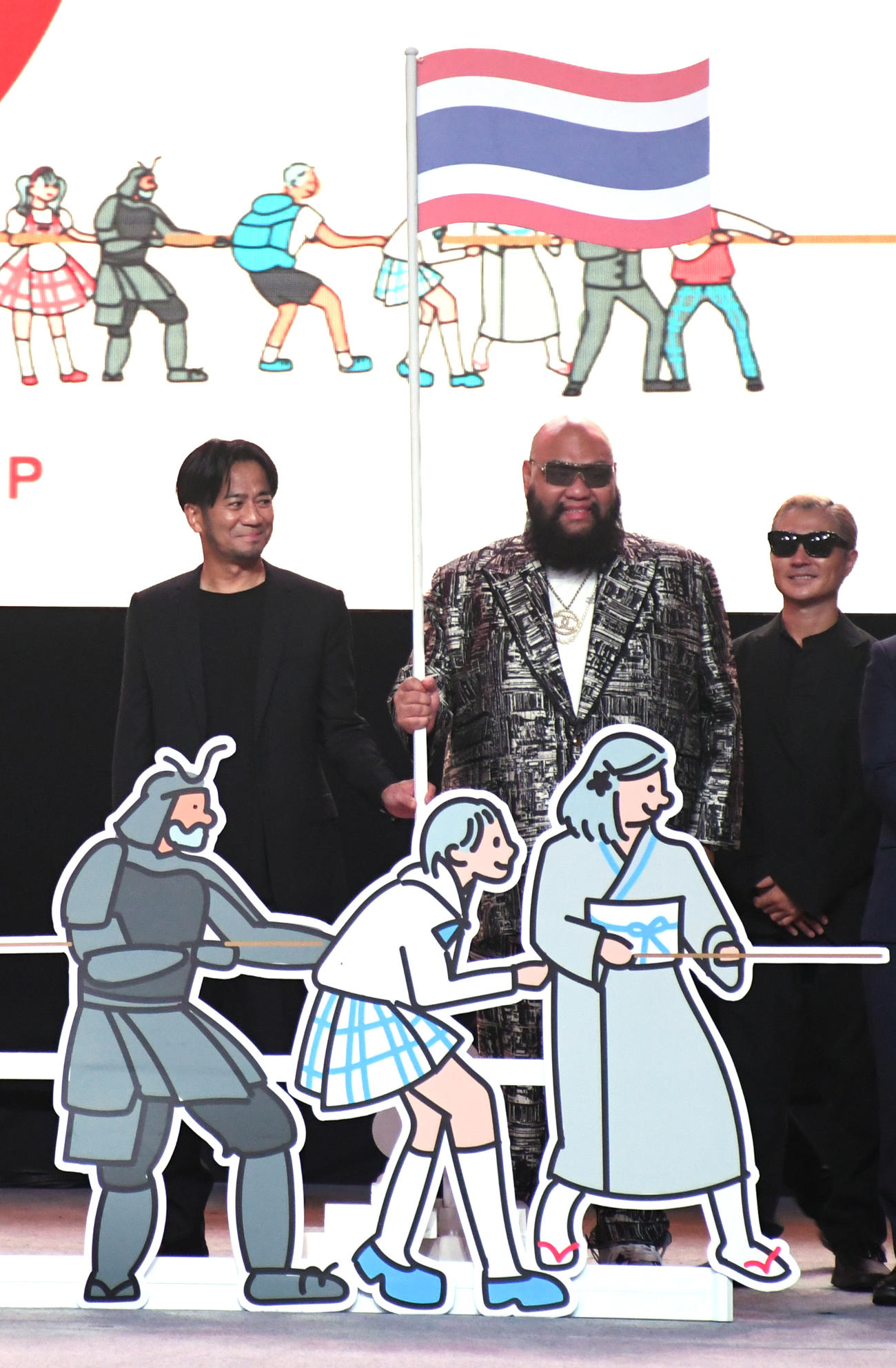 「バンコク日本博2022」のオープニングセレモニーでタイの旗を立てる、左からEXILE HIRO、F．HERO、VERBAL（撮影・大友陽平）