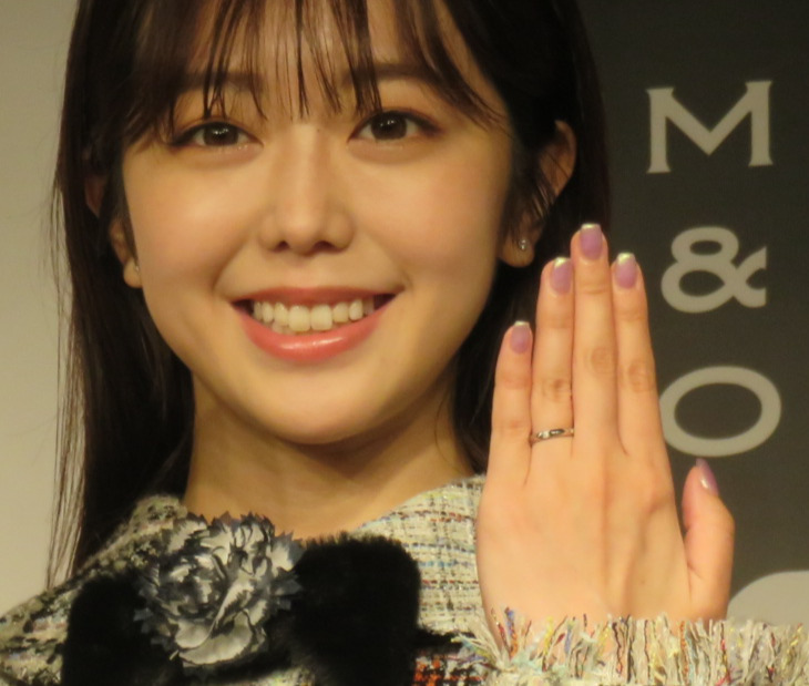 結婚指輪を披露する峯岸みなみ