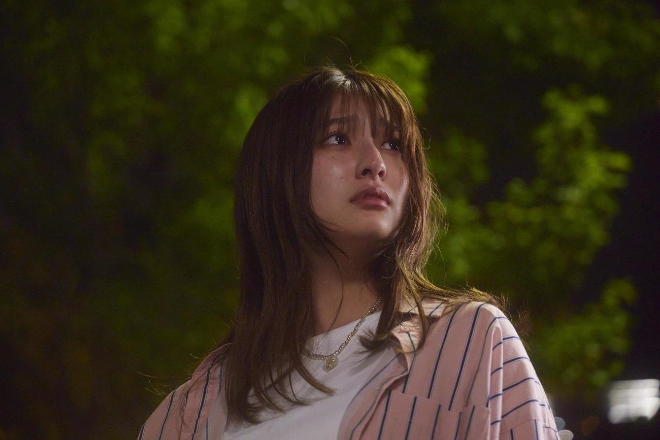 冴（吉川愛）たちの住むシェアハウスに立ち退きの話が出た（C）フジテレビ