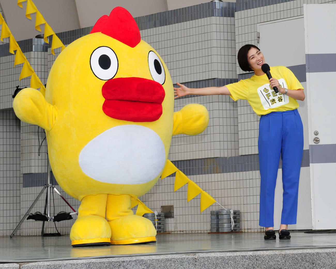防災イベントに参加した日本テレビの岩本乃蒼アナウンサー、そらジロー