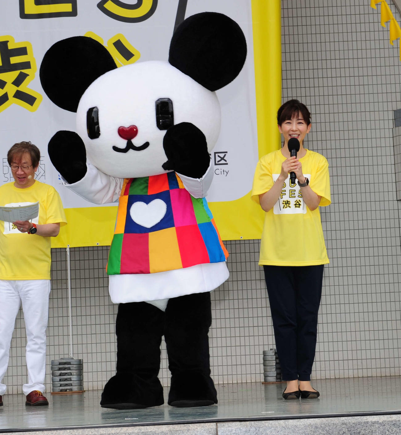 防災イベントに参加したテレビ朝日の松尾由美子アナウンサー、ゴーちゃん。
