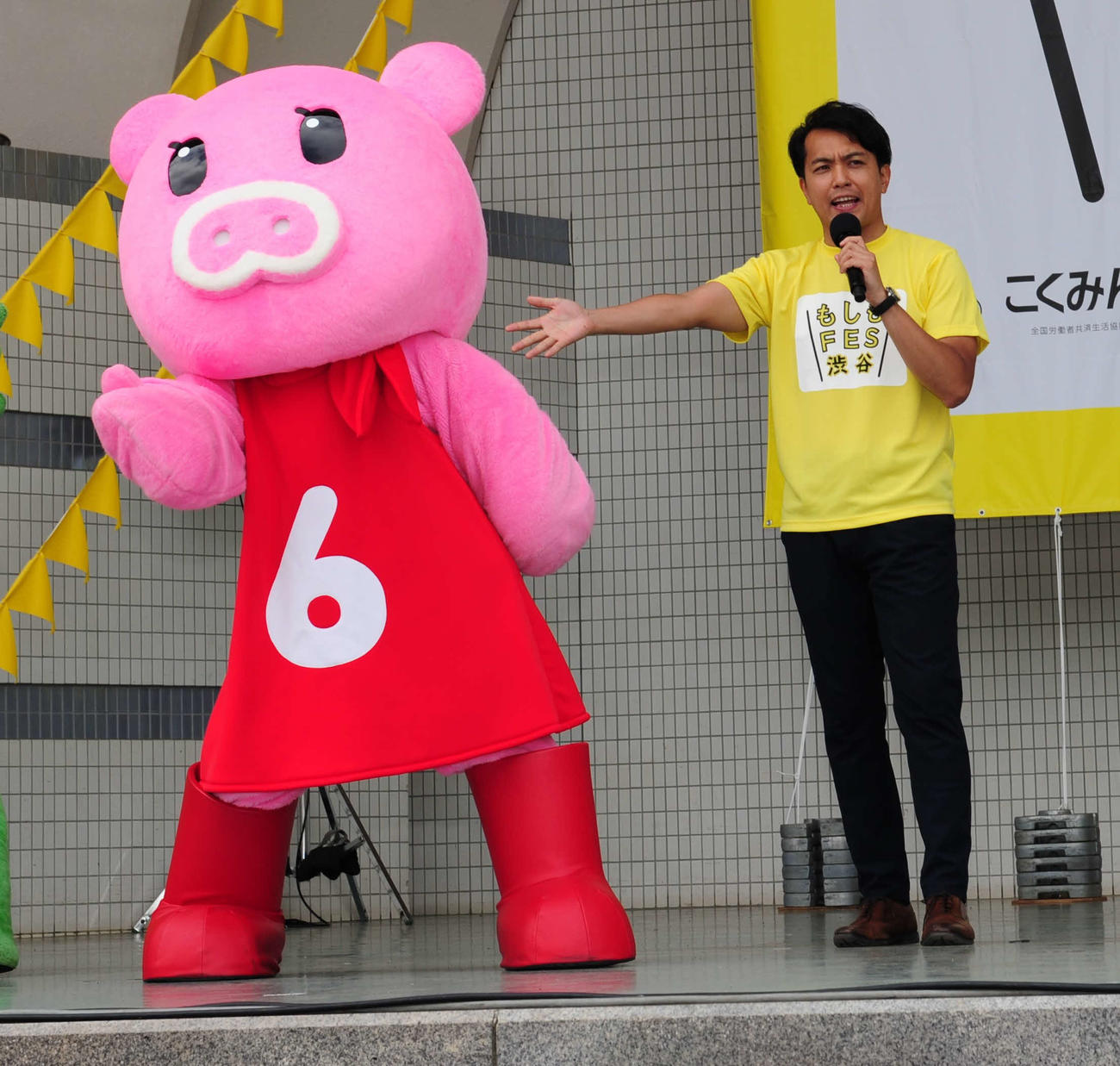 防災イベントに参加したTBSの伊藤隆佑アナウンサーとブーナ