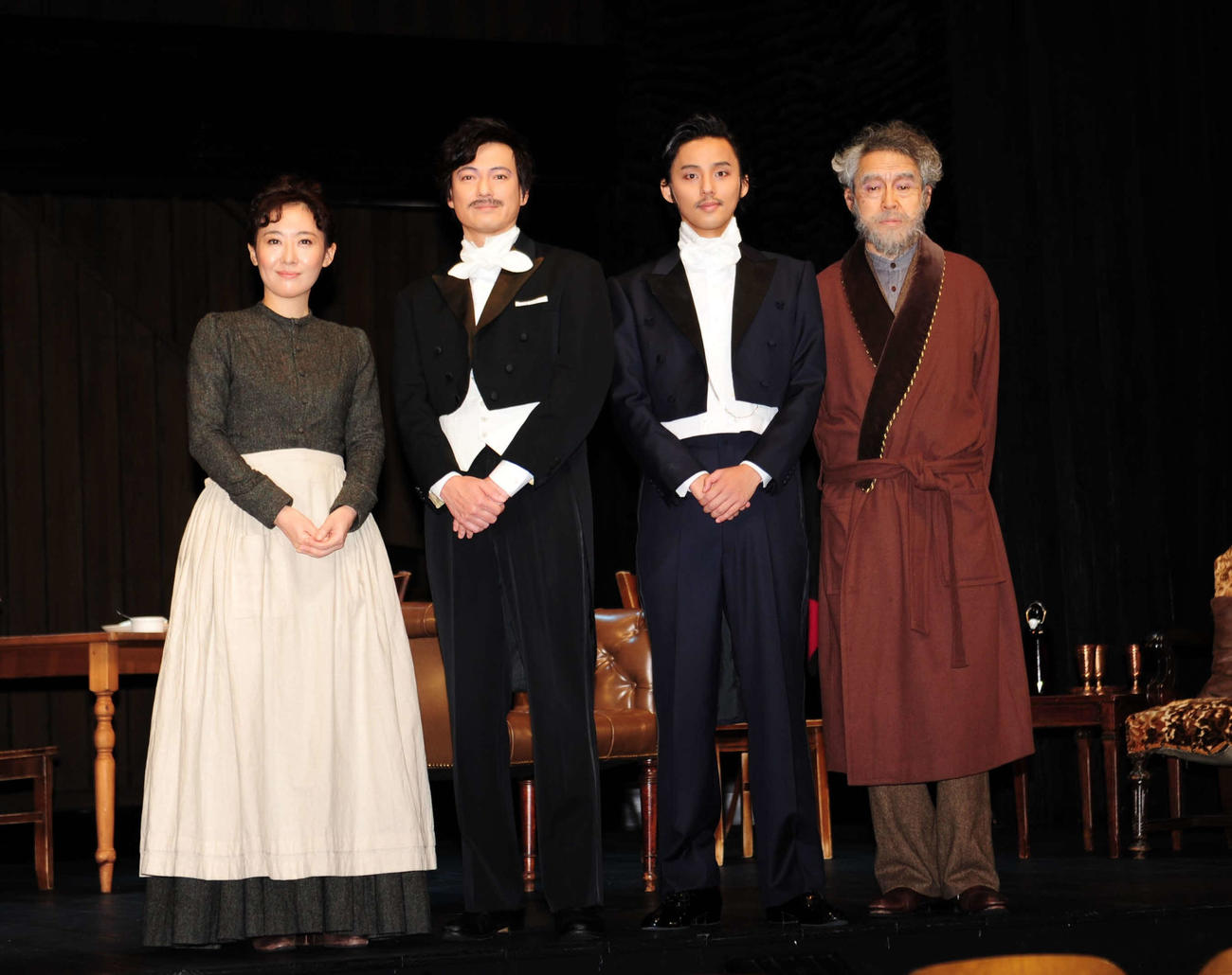 舞台「野鴨」のプレスコールを行った、左から前田亜季、忍成修吾、藤ケ谷太輔、浅野和之
