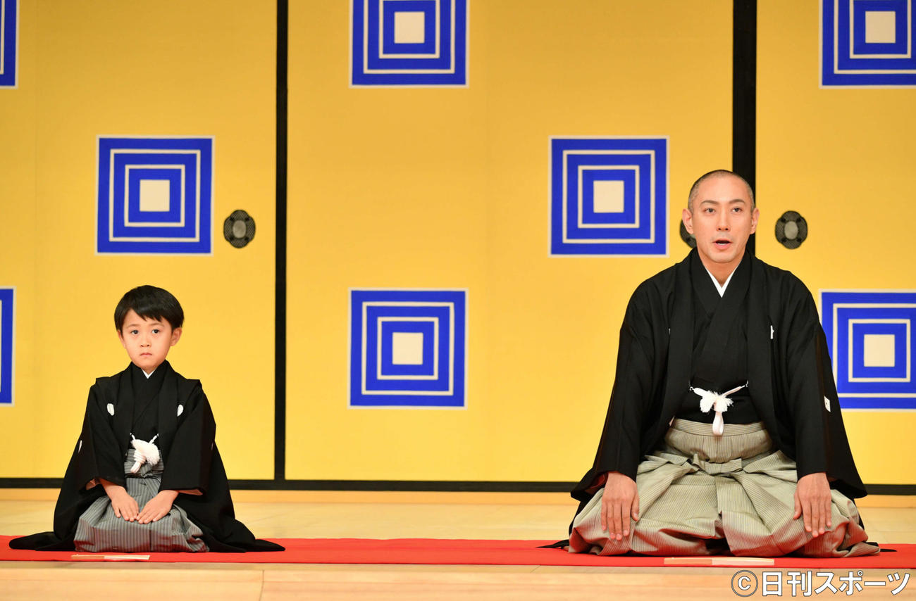 19年1月、十三代目市川團十郎白猿の襲名会見であいさつする市川海老蔵（右）と八代目市川新之助として初舞台に挑む堀越勸玄君