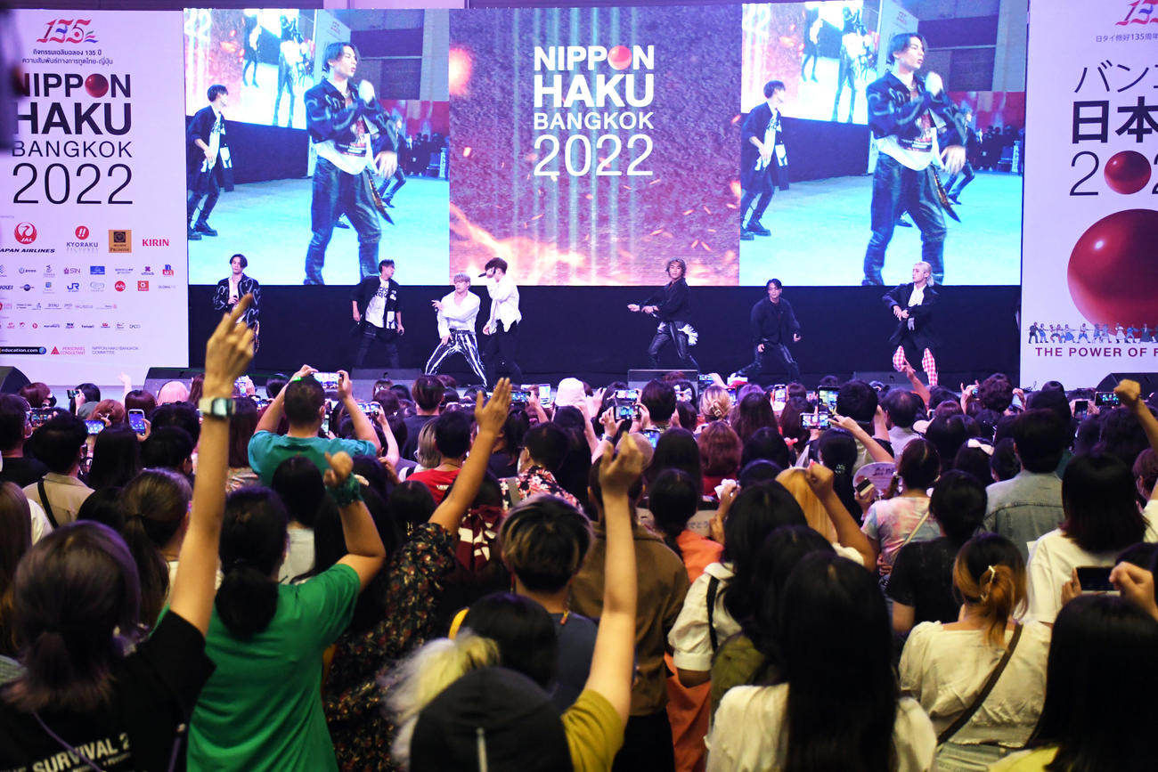 「バンコク日本博2022」のステージで現地のファンの前でパフォーマンスするBALLISTIK BOYZ（撮影・大友陽平）