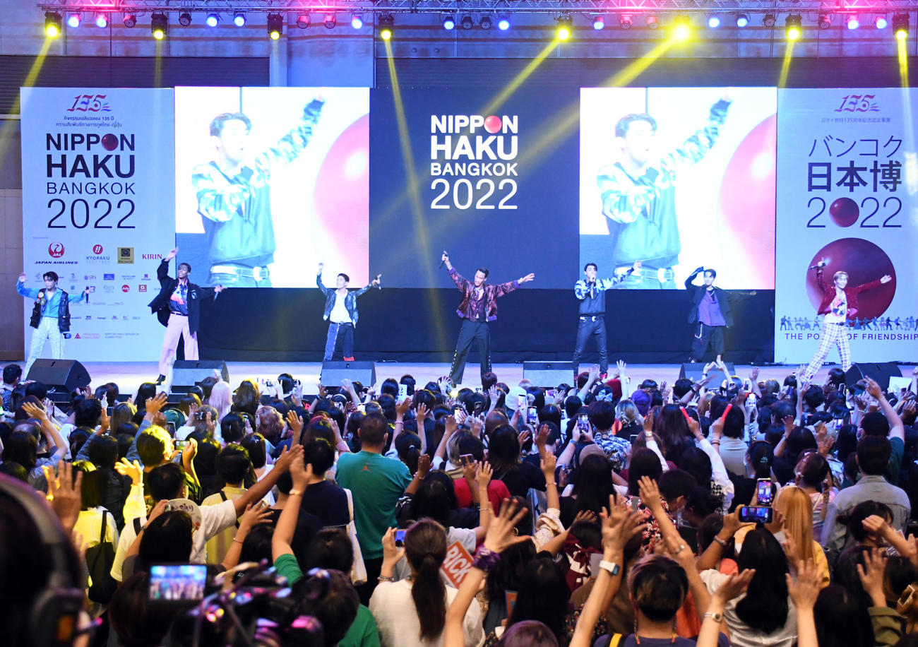 「バンコク日本博2022」のステージで現地のファンの前でパフォーマンスするPSYCHIC FEVER（撮影・大友陽平）