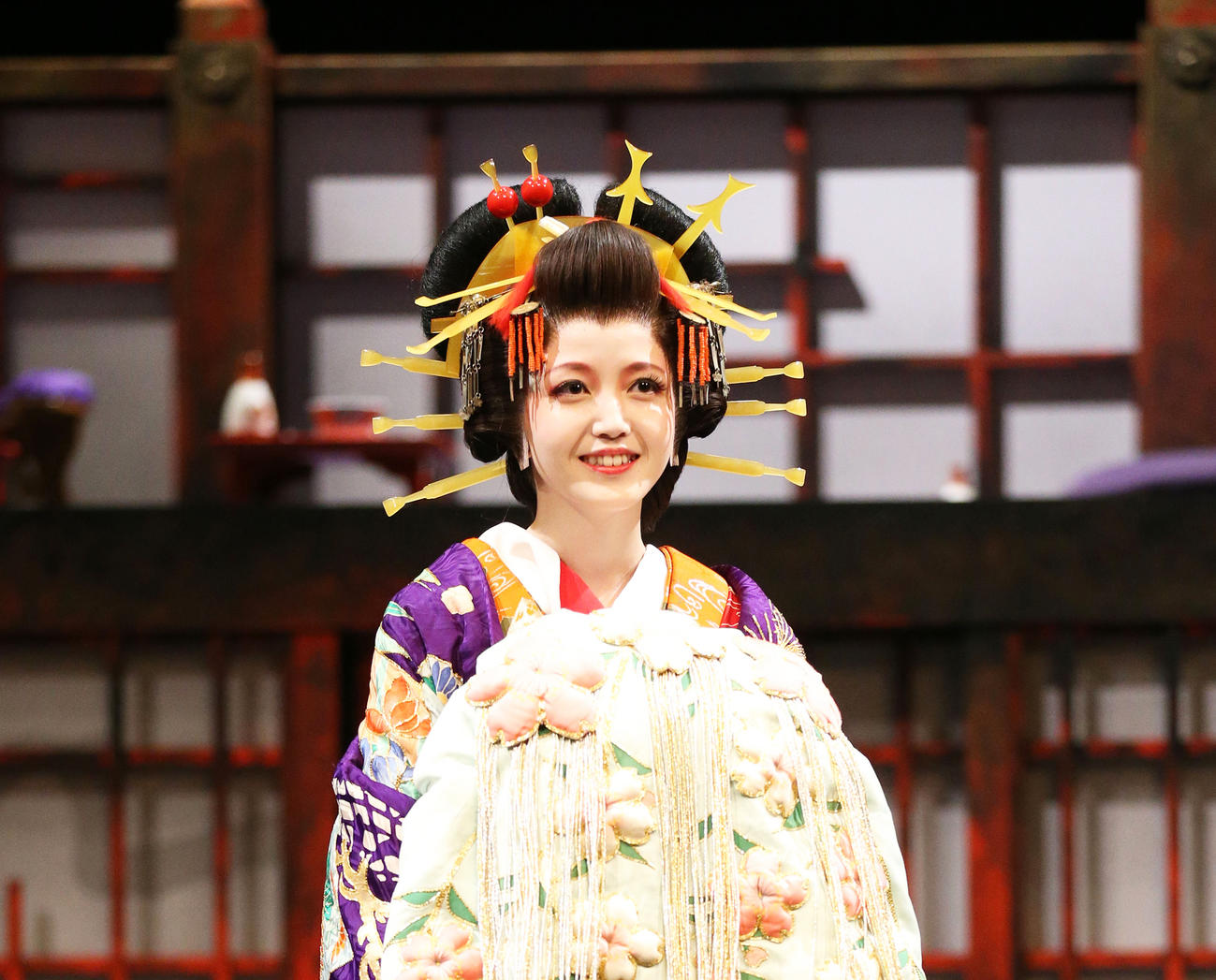 舞台「桜文」で花魁（おいらん）を演じる久保史緒里（撮影・宮地輝）