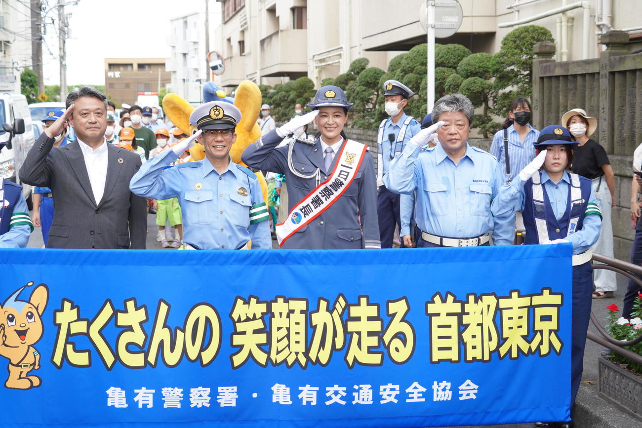 警視庁亀有警察署の一日警察署長を務めた黒谷友香（中央）（撮影・佐藤成）