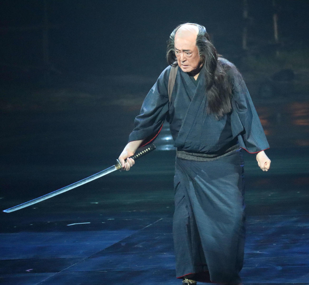 舞台「いのちぼうにふろう物語」で立ち回りをする仲代達矢（撮影・小林千穂）