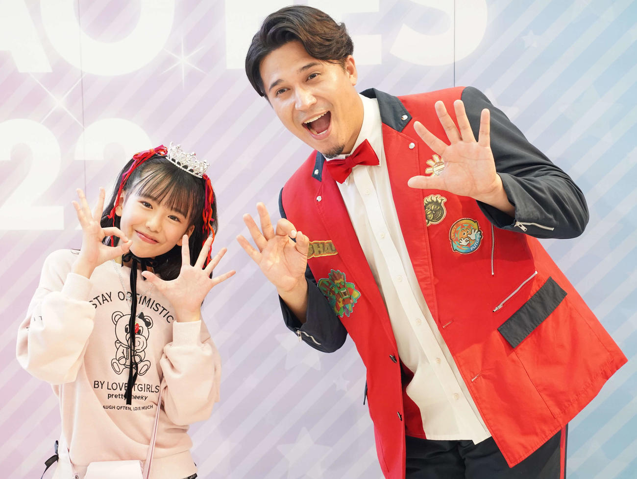 「ちゃおガール2022☆オーディション」でグランプリに輝いた、さわかさん（左）と木村昴（撮影・佐藤勝亮）