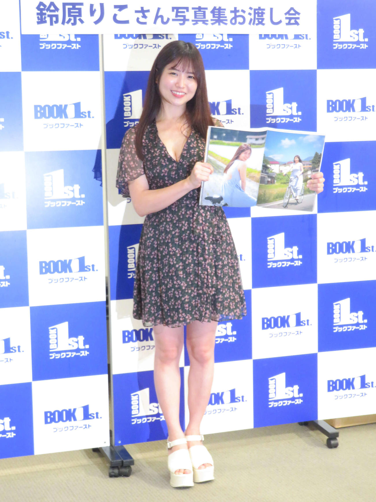 初＆ヌード写真集「やわらかく、あたたかい。」お渡し会を開いた鈴原りこ（撮影・村上幸将）