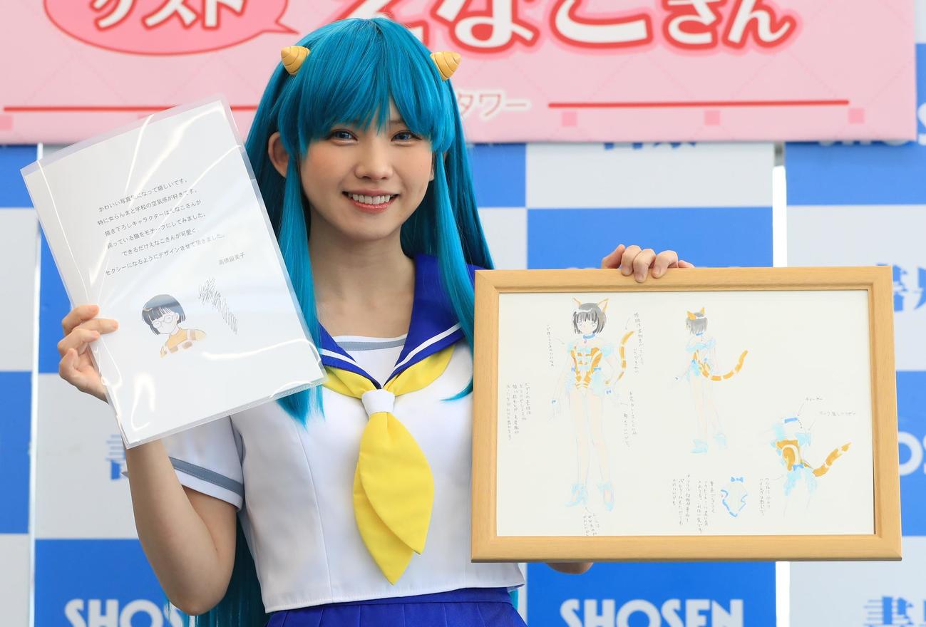コスプレ写真集「こすみっくわーるど」発売記念イベントで高橋留美子氏からのメッセージと原画を手にするえなこ（撮影・藤塚大輔）