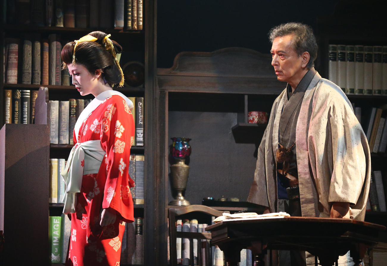 舞台「桜文」公開ゲネプロで熱演する久保史緒里（左）と榎木孝明（撮影・宮地輝）