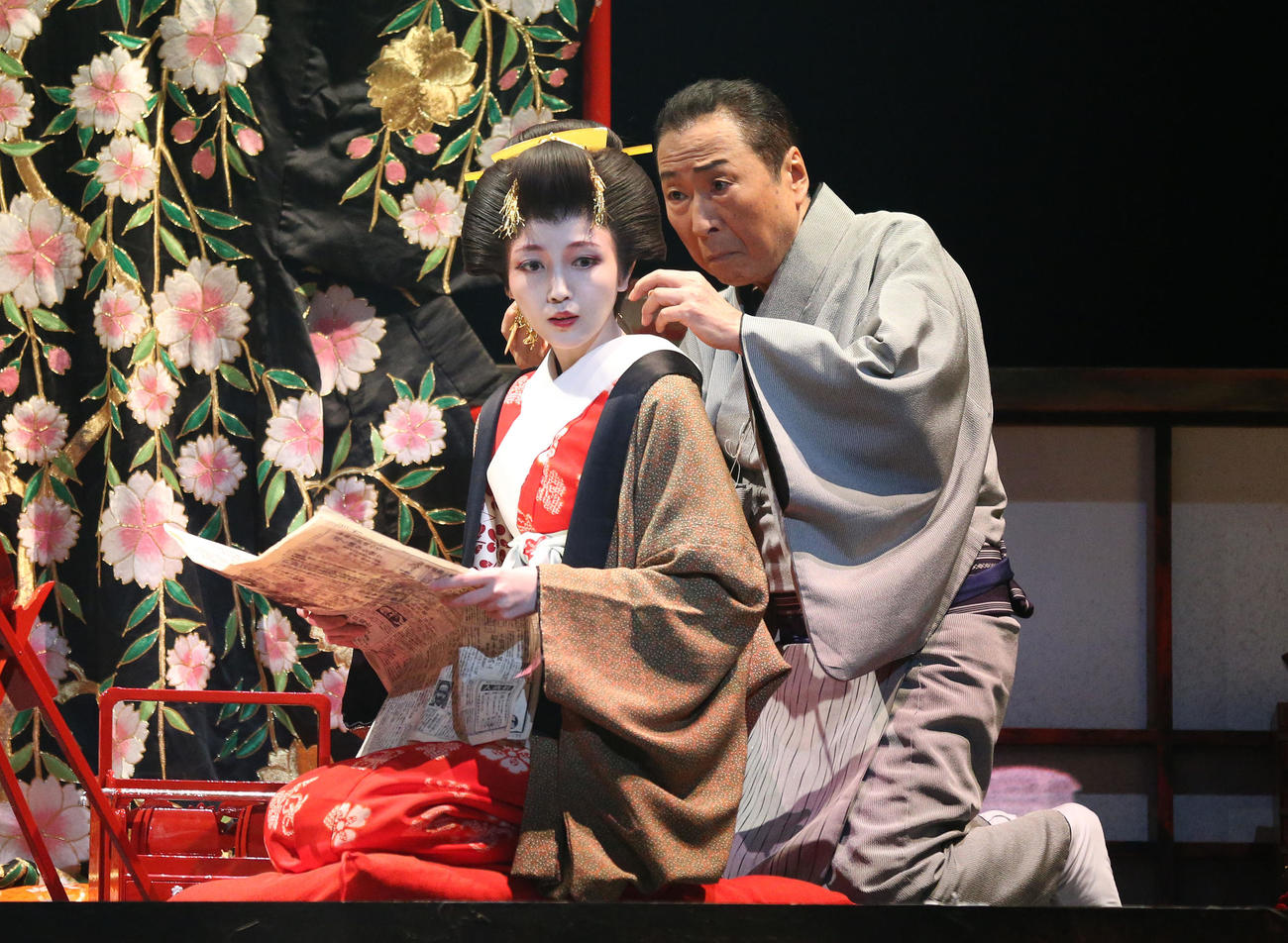 舞台「桜文」公開ゲネプロで熱演する久保史緒里（左）と石倉三郎（撮影・宮地輝）