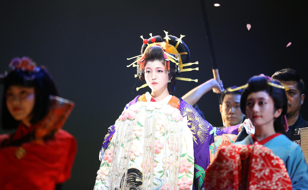 舞台「桜文」公開ゲネプロで熱演する久保史緒里（左から2人目）ら出演者たち（撮影・宮地輝）