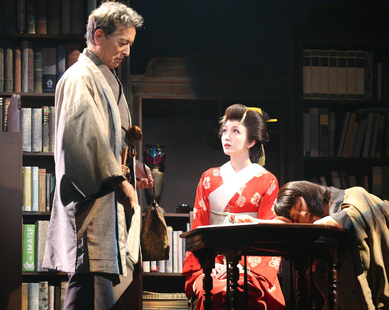 舞台「桜文」公開ゲネプロで熱演する榎木孝明（左）と久保史緒里（撮影・宮地輝）