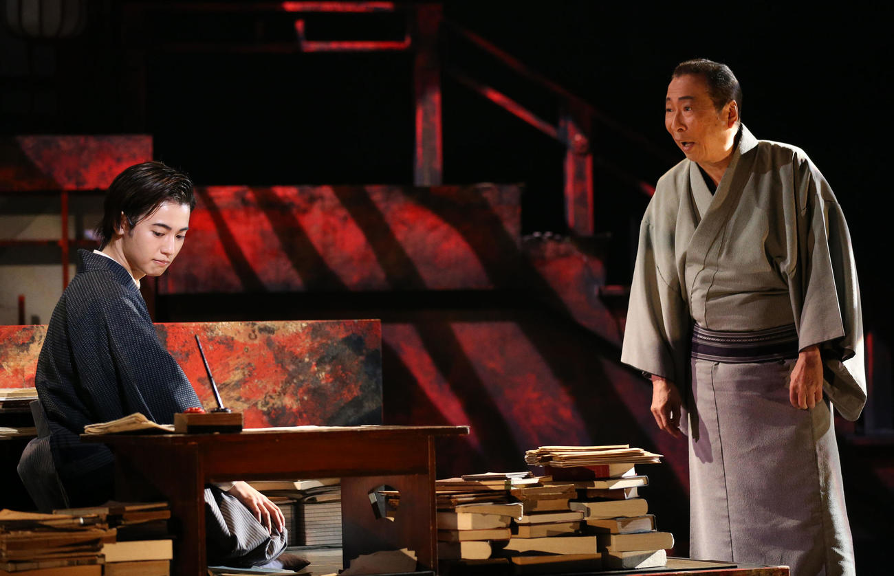 舞台「桜文」公開ゲネプロで熱演するゆうたろう（左）と石倉三郎（撮影・宮地輝）
