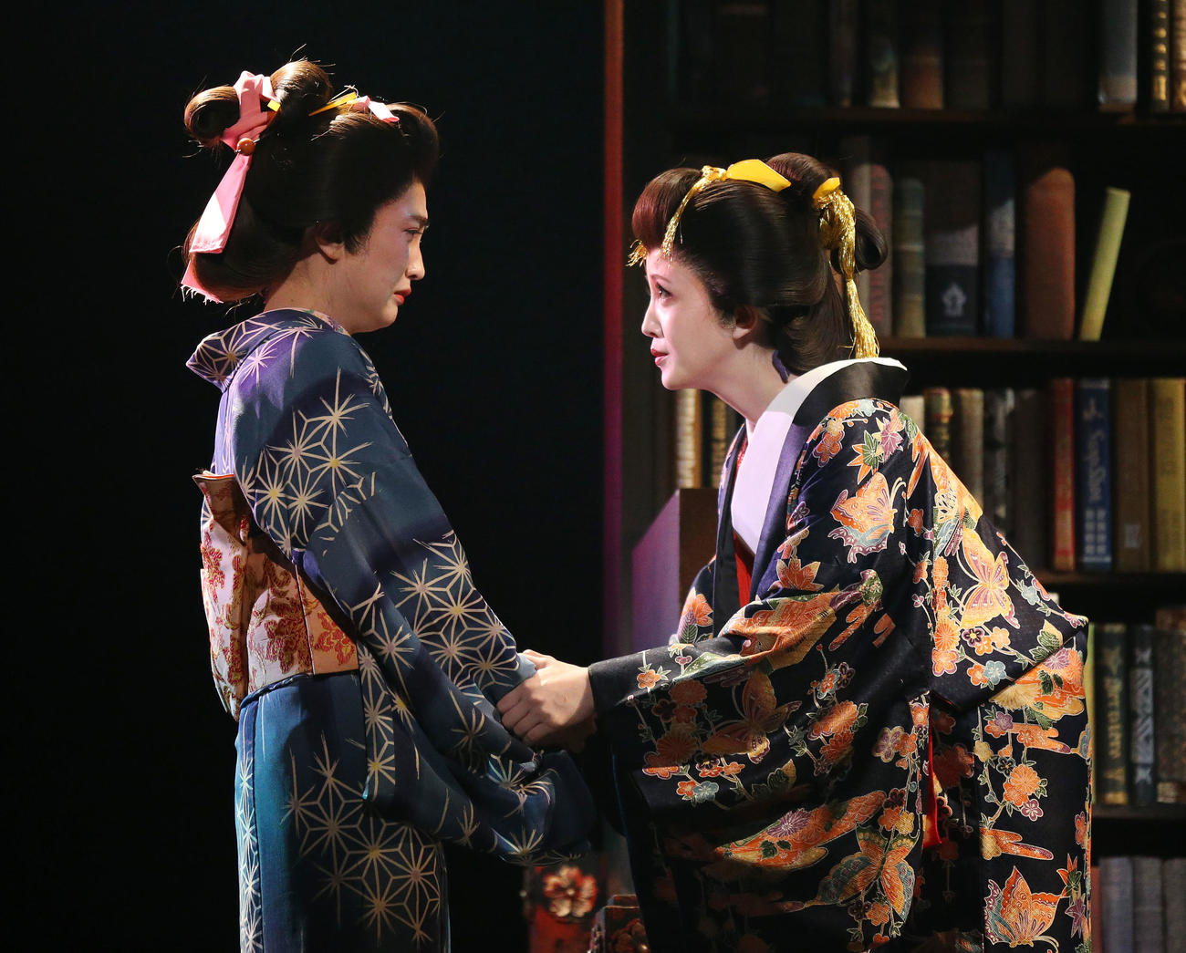 舞台「桜文」公開ゲネプロで熱演する松本妃代（左）と久保史緒里（撮影・宮地輝）