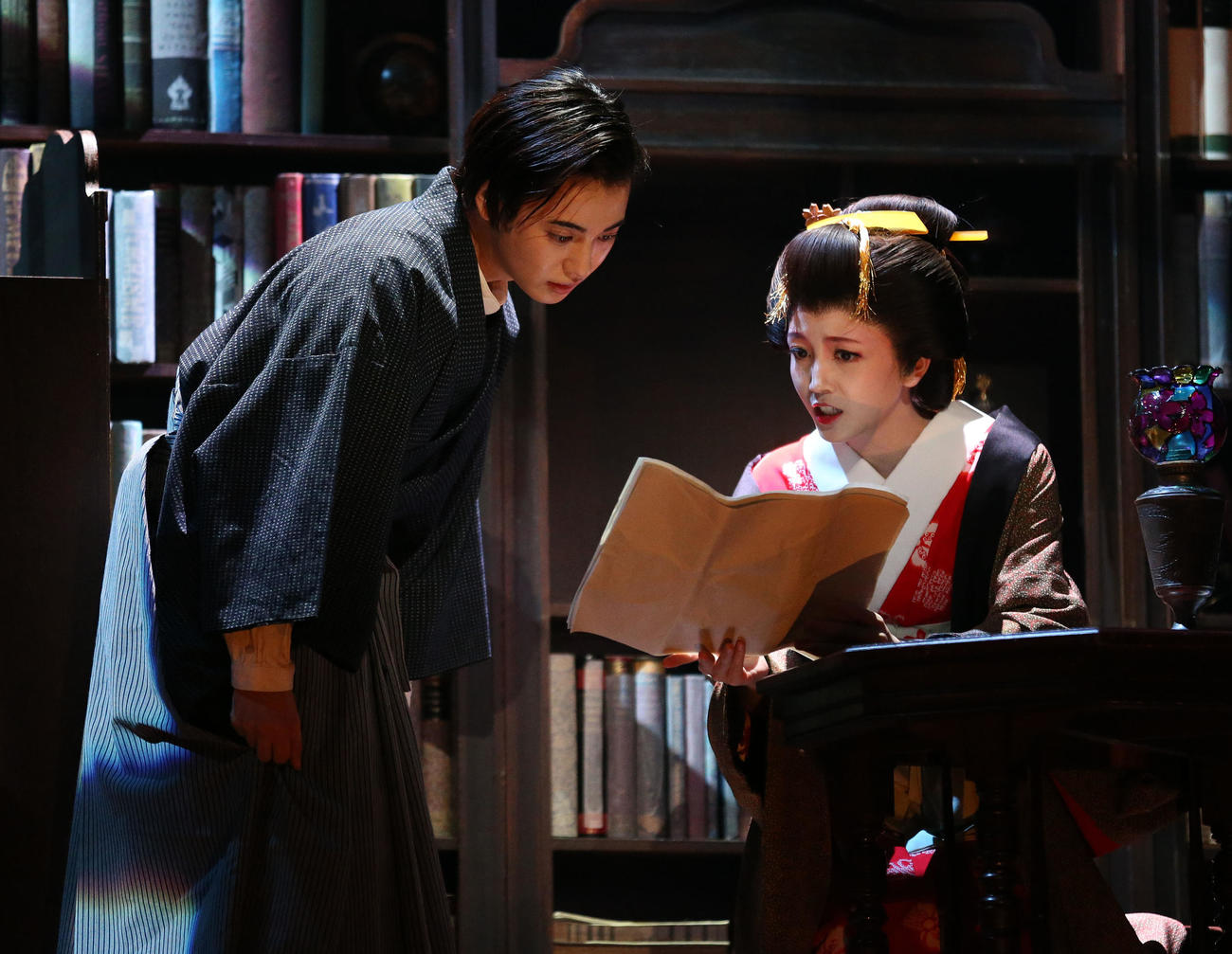 舞台「桜文」公開ゲネプロで熱演するゆうたろう（左）と久保史緒里（撮影・宮地輝）