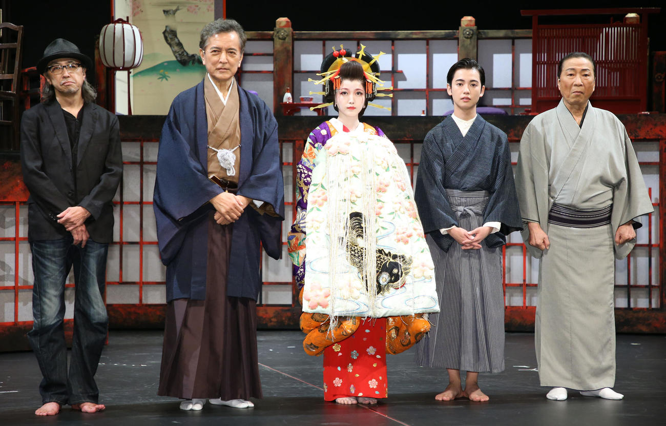 舞台「桜文」記念撮影する。左から寺十吾、榎木孝明、久保史緒里、ゆうたろう、石倉三郎（撮影・宮地輝）
