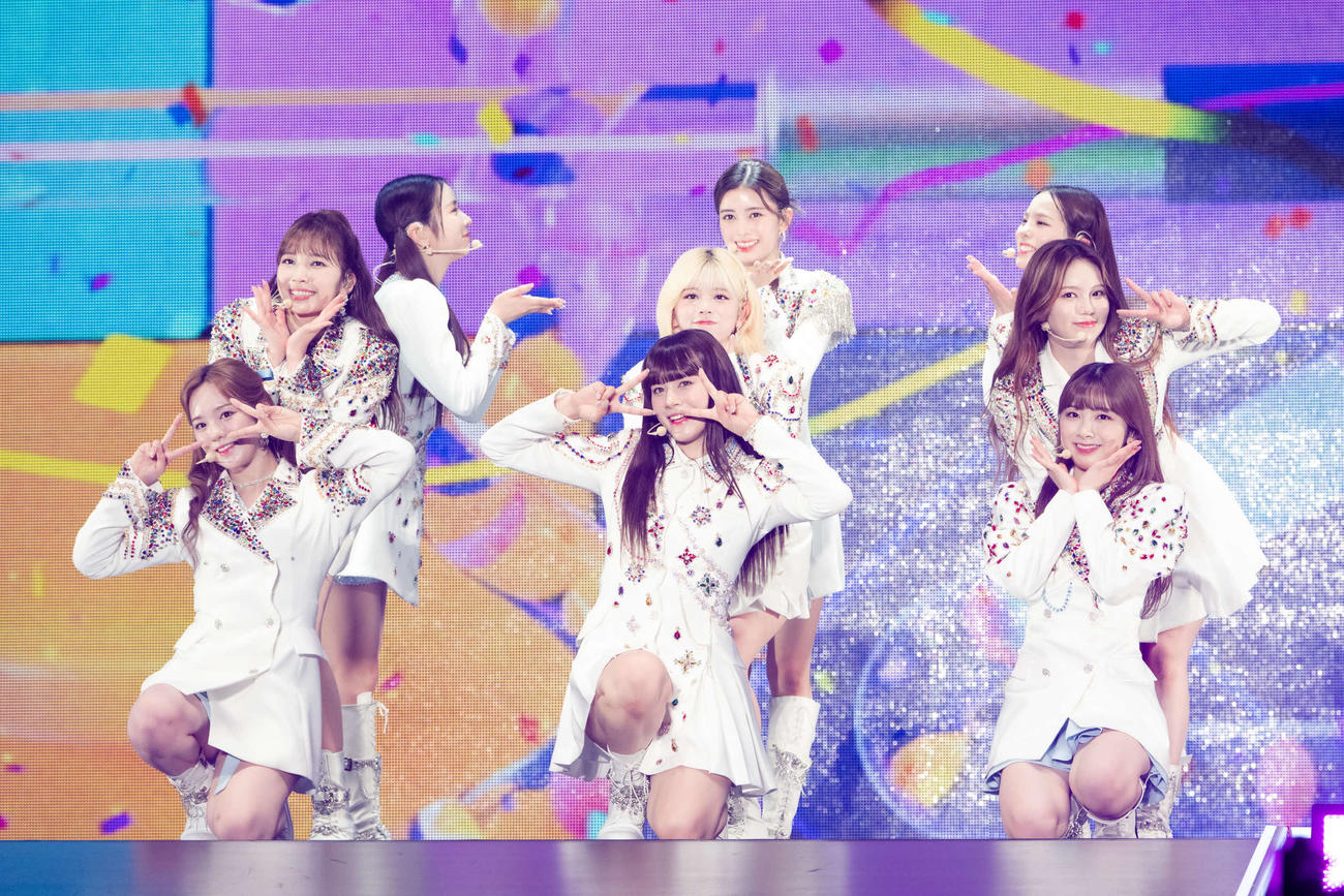 パフォーマンスするNiziU。前列左からRIO、NINA、MIIHI、中列左からMAYUKA、RIKU、AYAKA、後列左からMAYA、RIMA、MAKO
