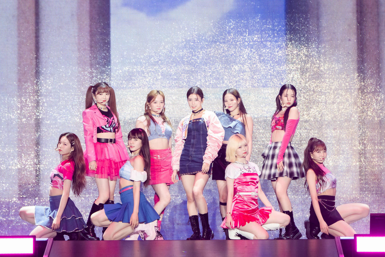 パフォーマンスするNiziU。左からAYAKA、MIIHI、NINA、RIO、RIMA、MAKO、RIKU、MAYA、MAYUKA