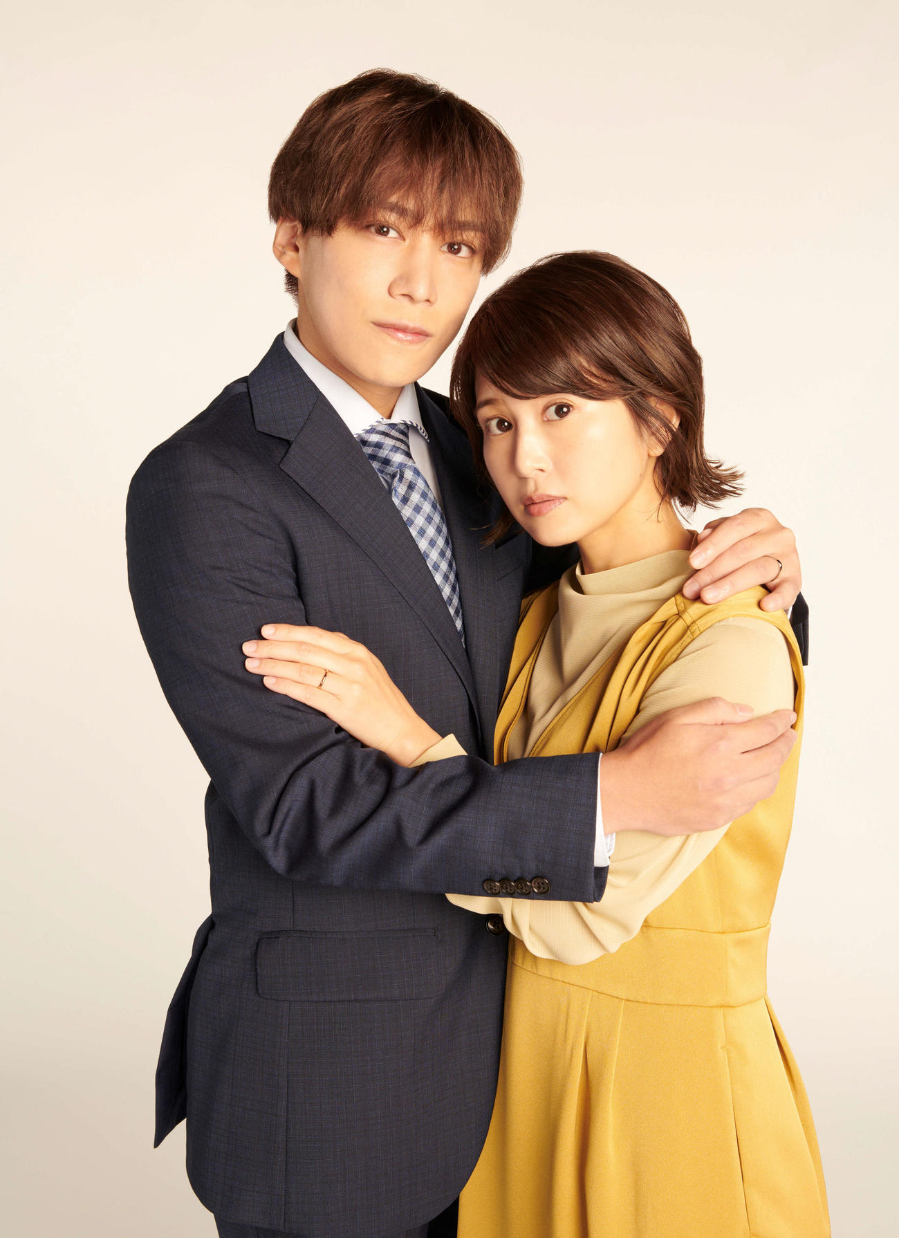 テレビ東京10月期ドラマ「夫婦円満レシピ～交換しない？一晩だけ～」で夫婦役を演じる佐津川愛美（右）とKis－My－Ft2の千賀健永（C）「夫婦円満レシピ～交換しない？一晩だけ～」製作委員会