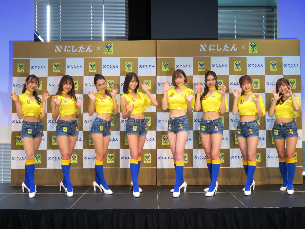 シントトロイデンガールズの、左から雪音まりな、亀澤杏菜、下光リコ、川瀬もえ、綾瀬まお、さゆり、藤田香澄、立花紫音
