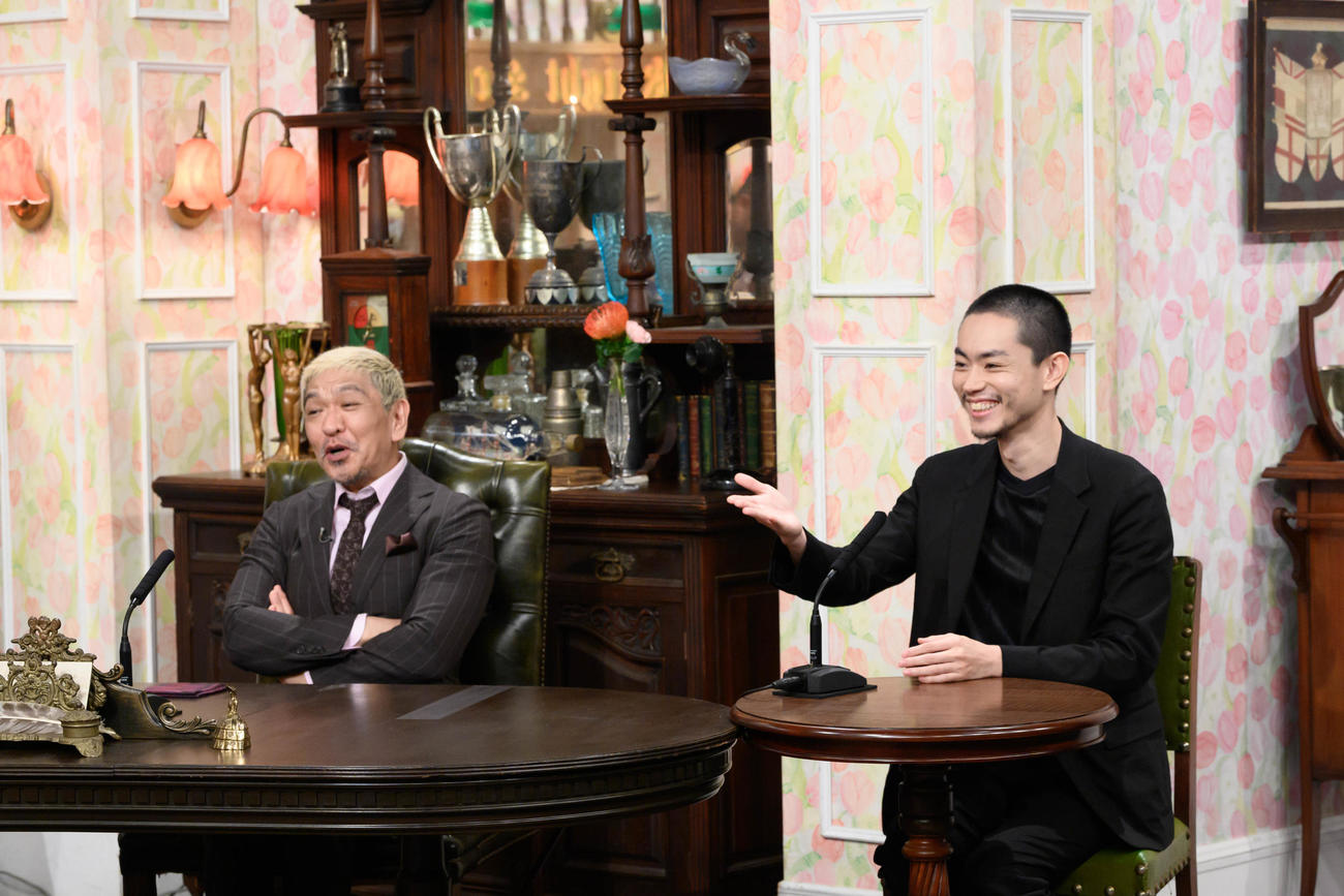 ABCテレビの名物番組「探偵！ナイトスクープ」に顧問として初出演した菅田将暉（右）、3代目局長のダウンタウンの松本人志（C）ABCテレビ