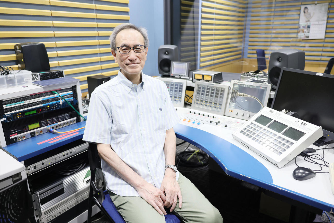 ラジオブースで優しくほほえむ放送作家の藤井青銅氏（撮影・足立雅史）