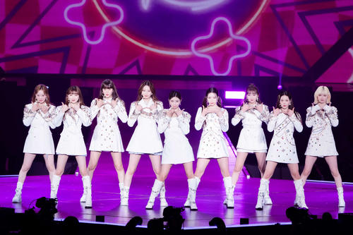 パフォーマンスするNiziU。左からRIO、MIIHI、NINA、AYAKA、RIMA、MAYA、MAYUKA、MAKO、RIKU