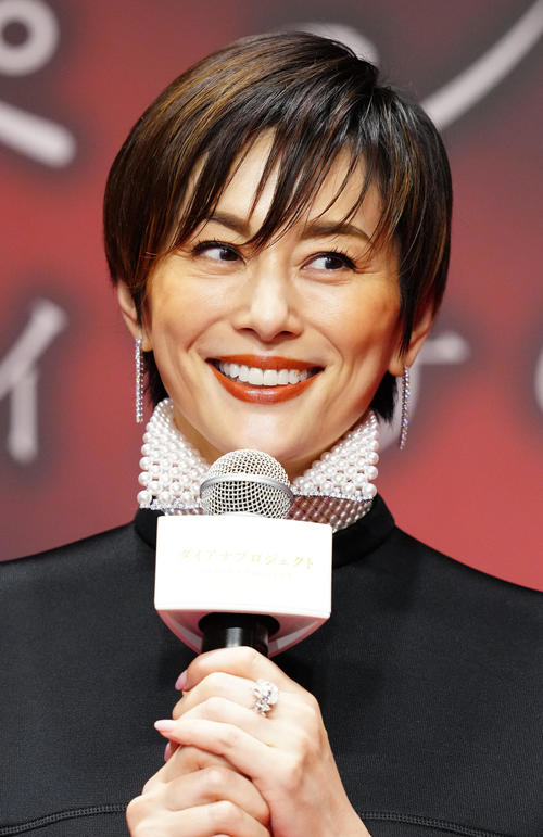 「ダイアナプロジェクト・キックオフイベント」で総額1億円のパールジュエリーを身に着けるアンバサダーの米倉涼子（撮影・江口和貴）