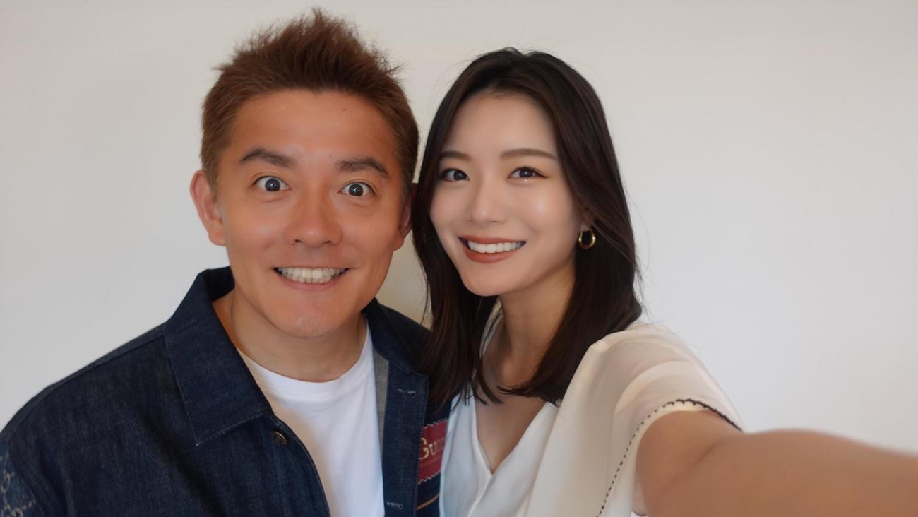 結婚を発表した井戸田潤（左）と蜂谷晏海