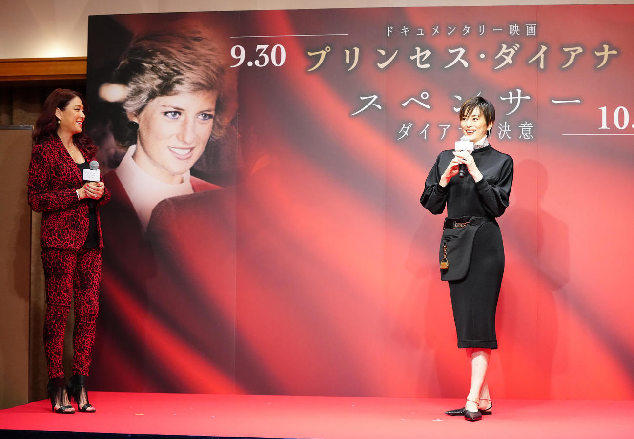 「ダイアナプロジェクト・キックオフイベント」で総額1億円のパールジュエリーを身に着けるアンバサダーの米倉涼子（右）。左はスペシャルMCのLiLiCo（撮影・江口和貴）