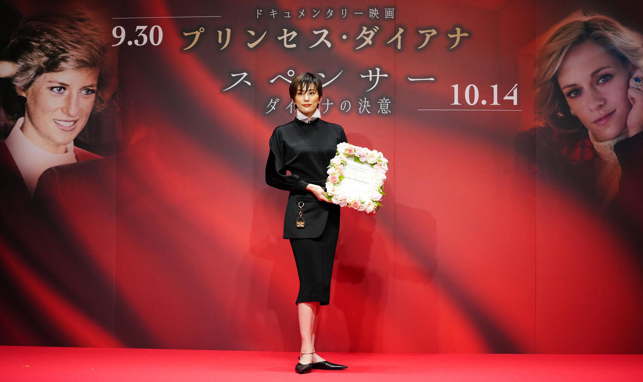 「ダイアナプロジェクト・キックオフイベント」に臨み、写真に納まるアンバサダーの米倉涼子（撮影・江口和貴）