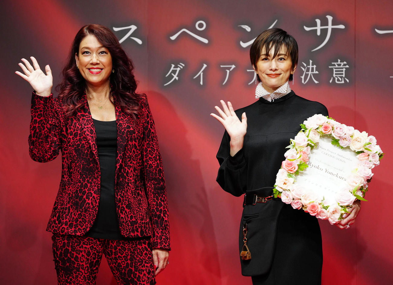 「ダイアナプロジェクト・キックオフイベント」に臨み、写真に納まるアンバサダーの米倉涼子（右）とスペシャルMCのLiLiCo（撮影・江口和貴）