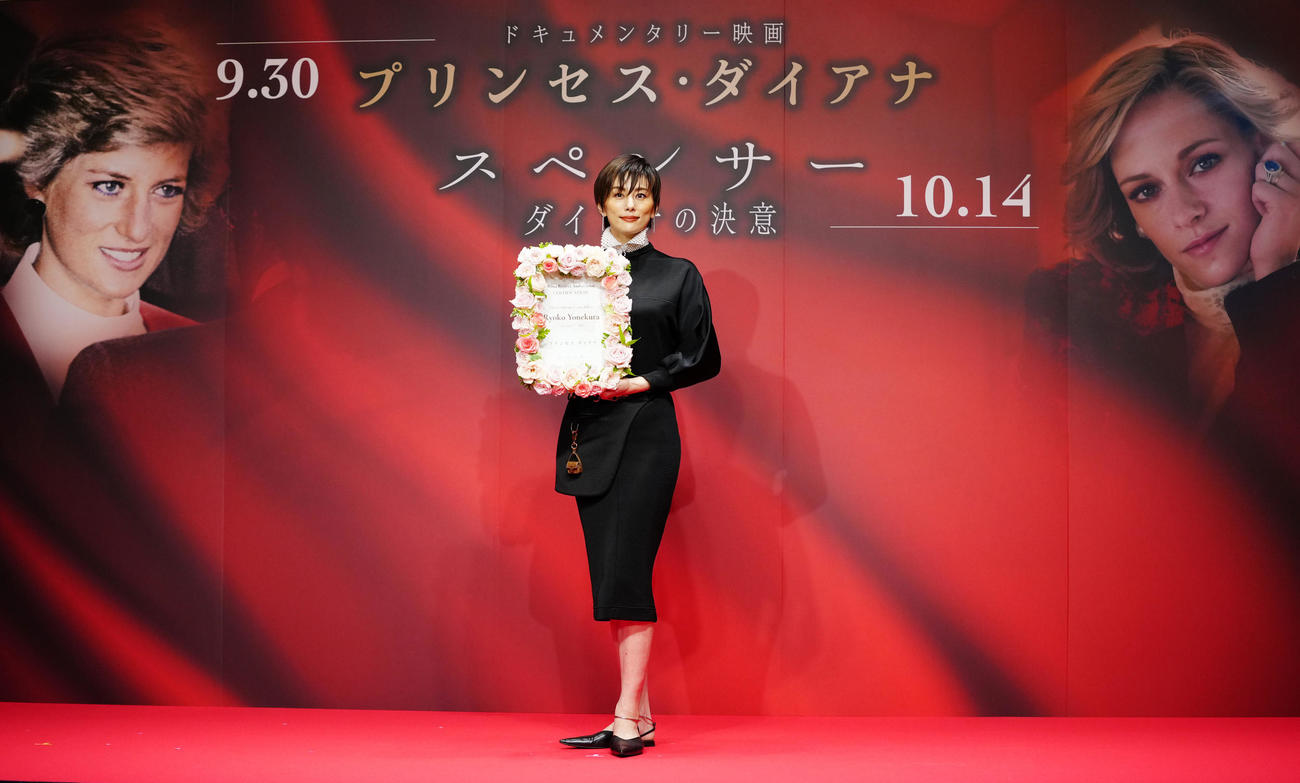 「ダイアナプロジェクト・キックオフイベント」に臨み、写真に納まるアンバサダーの米倉涼子（撮影・江口和貴）