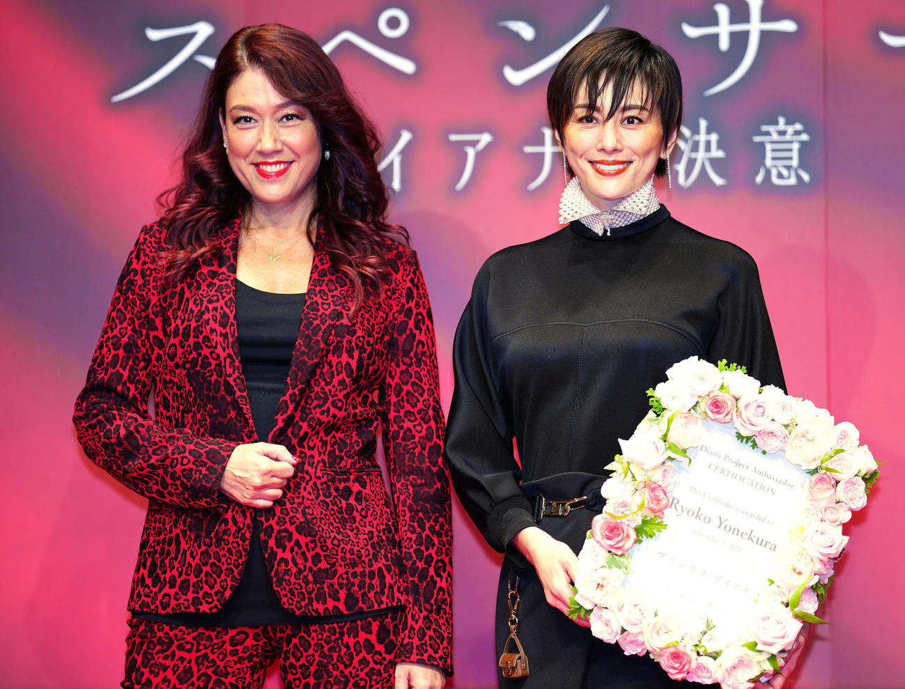 「ダイアナプロジェクト・キックオフイベント」に臨み、写真に納まるアンバサダーの米倉涼子（右）とスペシャルMCのLiLiCo（撮影・江口和貴）