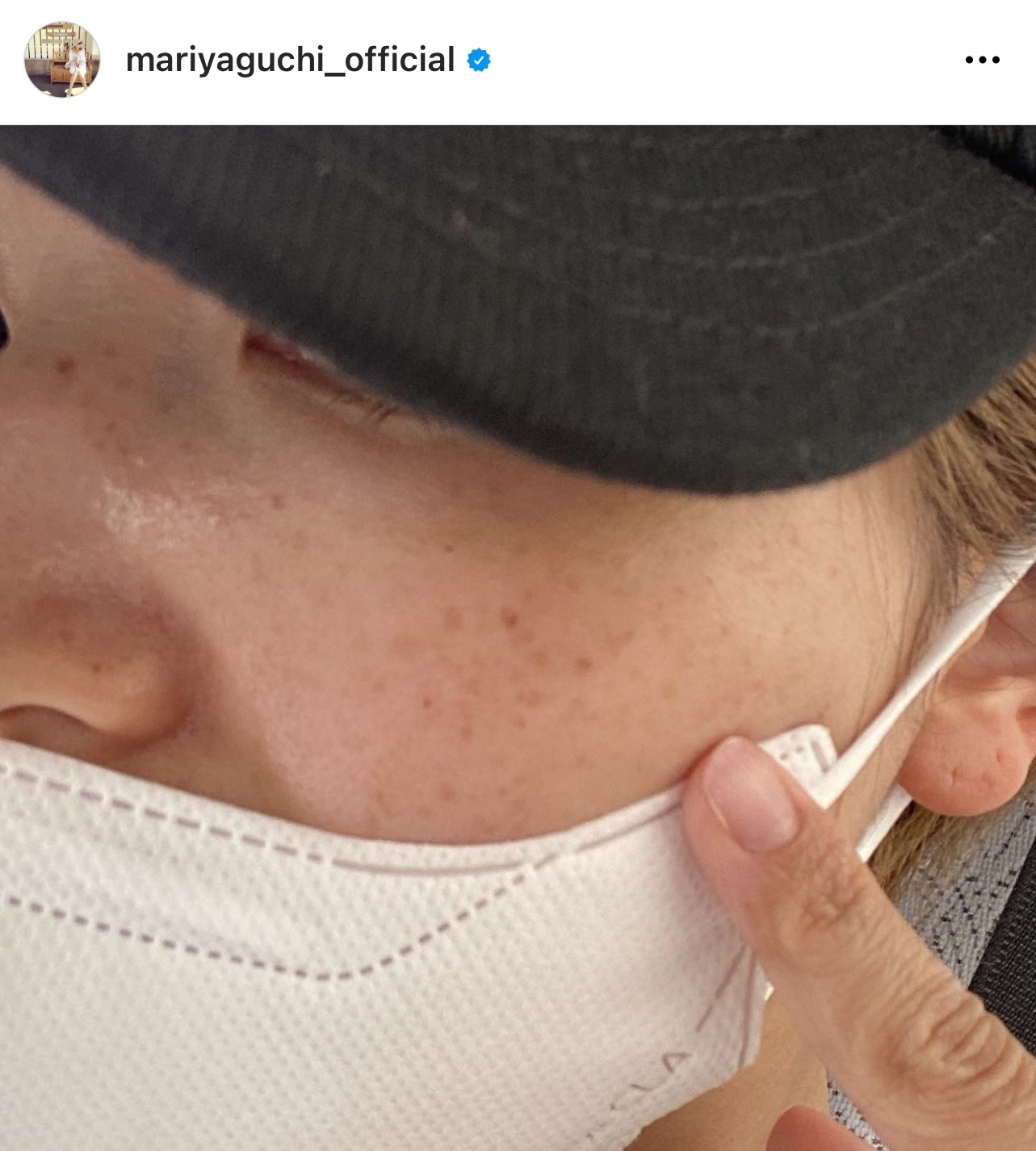 頬を指さす矢口真里（矢口真里のインスタグラムより）