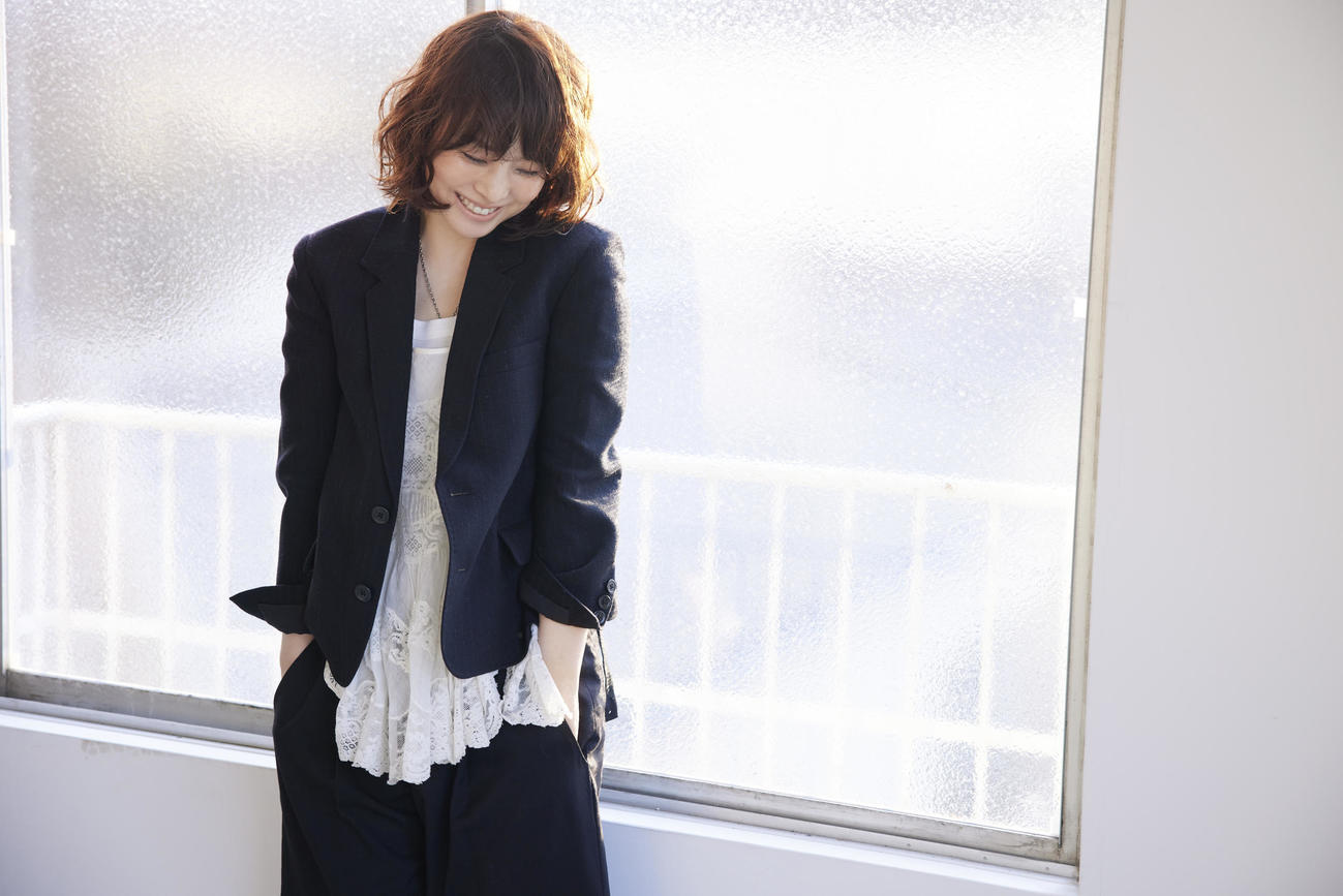 初のミニアルバム「リトルソング」発売が決まったlilyこと石田ゆり子