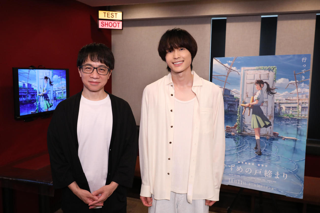 アニメ映画「すずめの戸締まり」の新海誠監督（左）と宗像草太を演じるSixTONES松村北斗