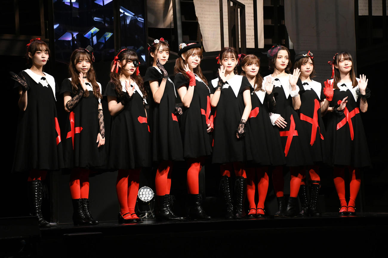 初の舞台公演「File No．0000『フェアリーテイルは盗まれた』」公開ゲネプロを行った×純文学少女歌劇団。左から倉持聖菜、畑美紗起、大場結女、高橋美海、大森莉緒、橘二葉、奥村優希、わだこなつ、高橋みのり、山本愛梨（撮影・大友陽平）