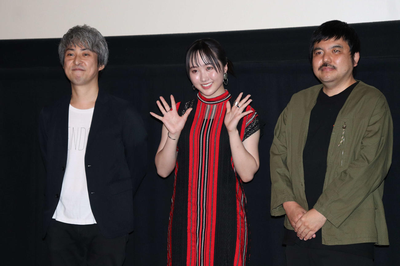 映画「きさらぎ駅」Filmarks「プレチケ」限定上映会舞台あいさつで笑顔を見せる、左から坪内守、本田望結、永江二朗監督（撮影・加藤理沙）