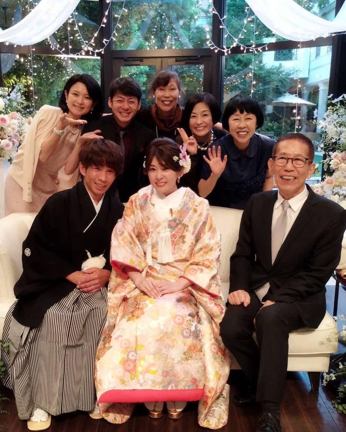 挙式・披露宴を行った矢部美保（前列中央）と山林堂信彦騎手（同左端）ら