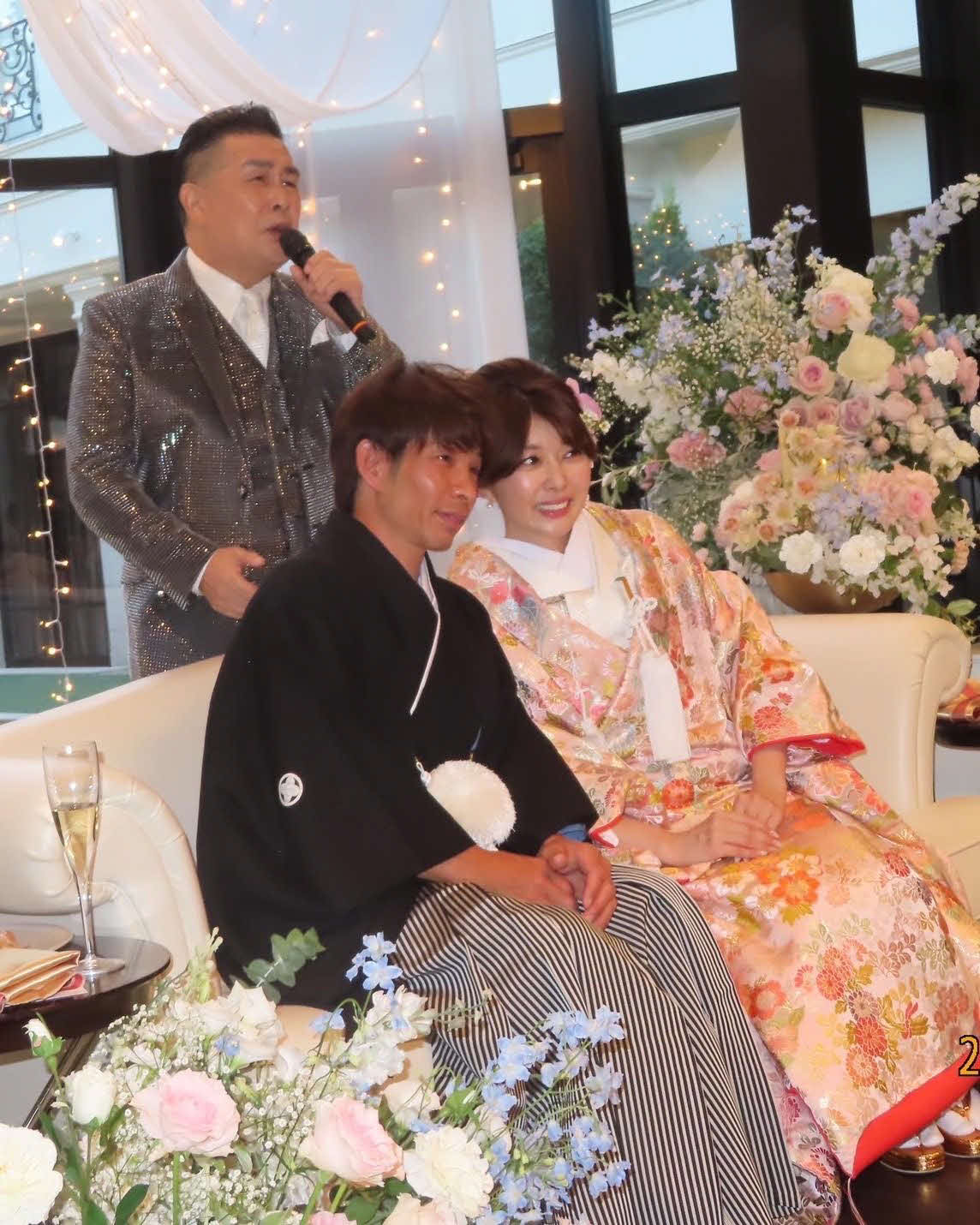 挙式・披露宴を行った矢部美保（前列右）と山林堂信彦騎手（同左）ら