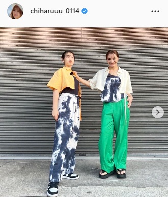長女とのツーショットを公開した新山千春（右）（新山千春のインスタグラムより）
